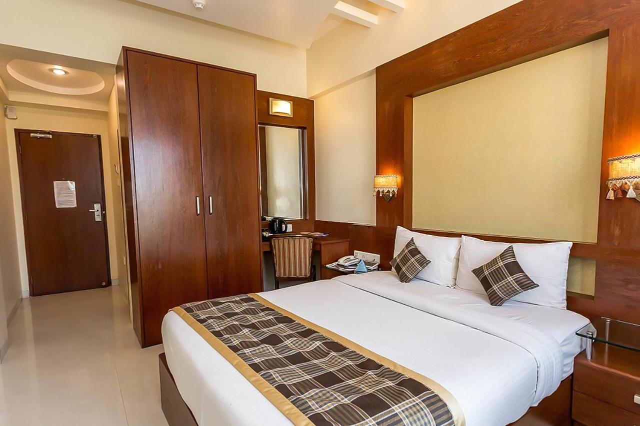 TOWNHOUSE OAK HOTEL SHUBHANGAN NEAR JUHU BEACH MUMBAI